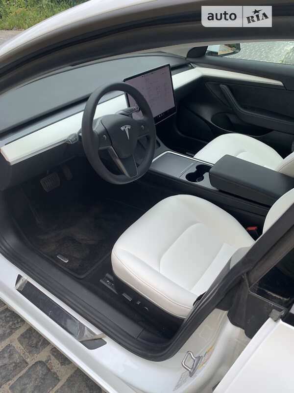 Седан Tesla Model 3 2021 в Киеве