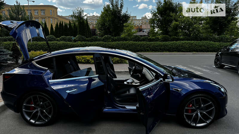 Седан Tesla Model 3 2018 в Киеве