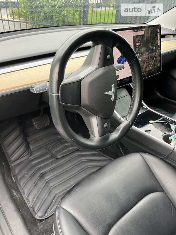 Седан Tesla Model 3 2019 в Львові