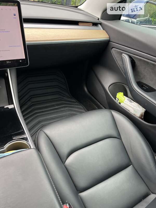 Седан Tesla Model 3 2019 в Львові