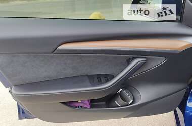 Седан Tesla Model 3 2022 в 