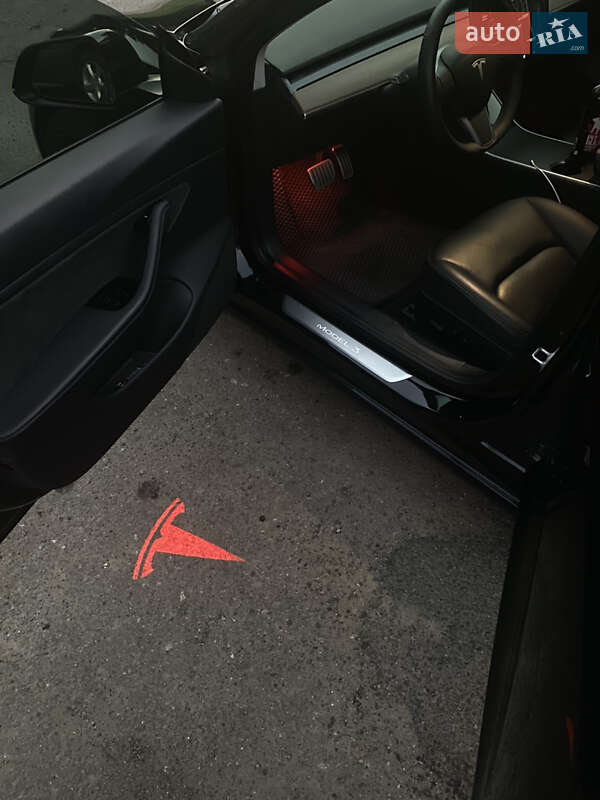Седан Tesla Model 3 2019 в Львові