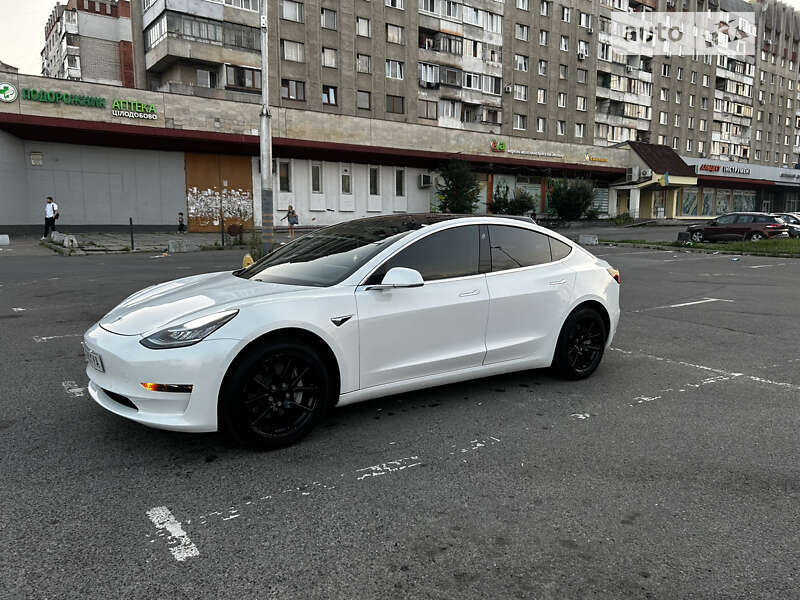 Седан Tesla Model 3 2017 в 