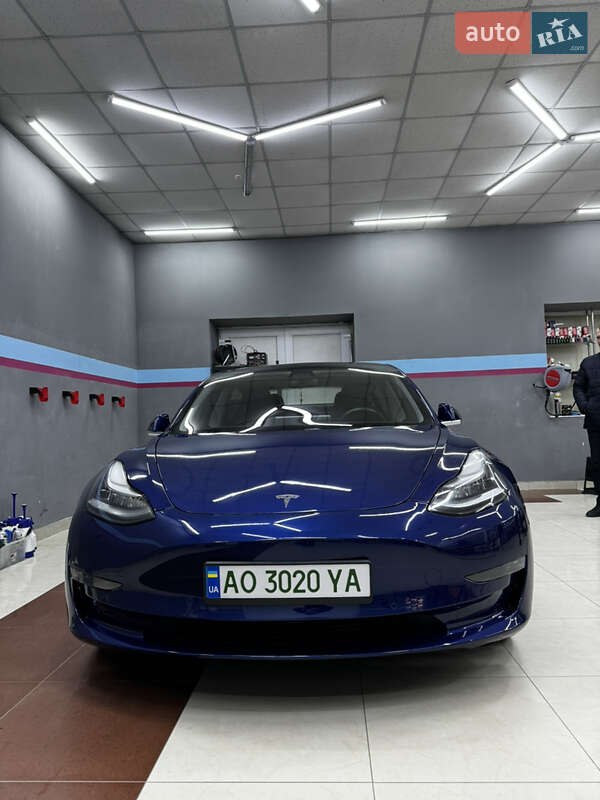 Седан Tesla Model 3 2018 в Ужгороді
