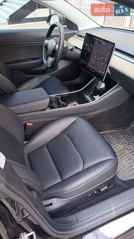 Седан Tesla Model 3 2018 в Умани