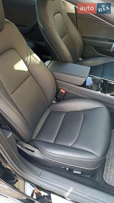 Седан Tesla Model 3 2018 в Умани