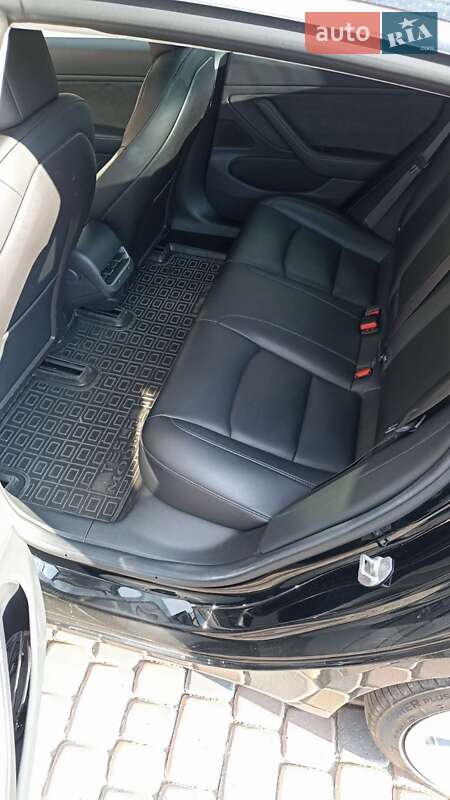 Седан Tesla Model 3 2018 в Умани