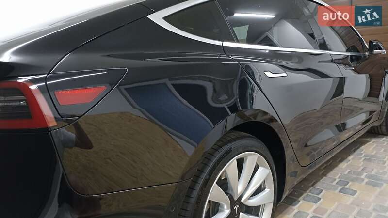 Седан Tesla Model 3 2018 в Умани