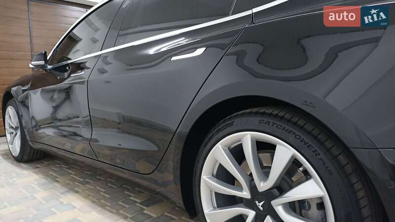Седан Tesla Model 3 2018 в Умани