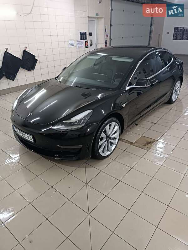 Седан Tesla Model 3 2018 в Умани
