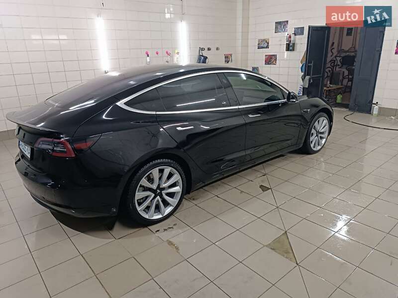 Седан Tesla Model 3 2018 в Умани
