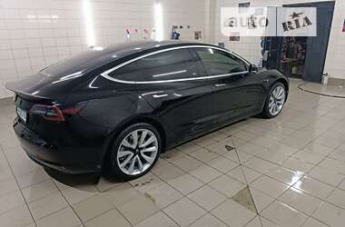 Седан Tesla Model 3 2018 в Умані