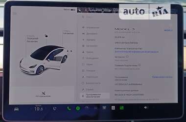Седан Tesla Model 3 2020 в Бучі