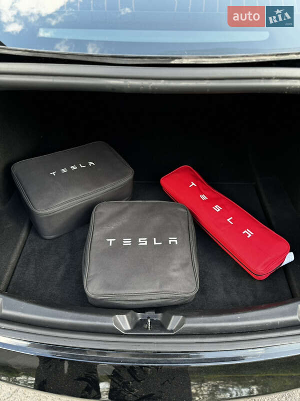 Седан Tesla Model 3 2019 в Рівному