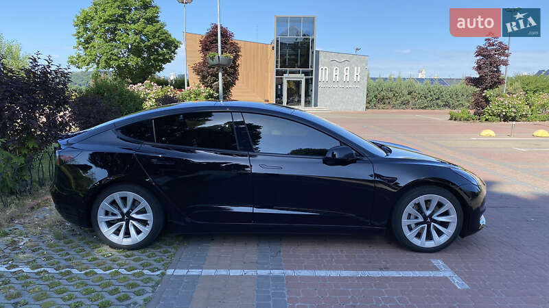 Седан Tesla Model 3 2022 в Киеве