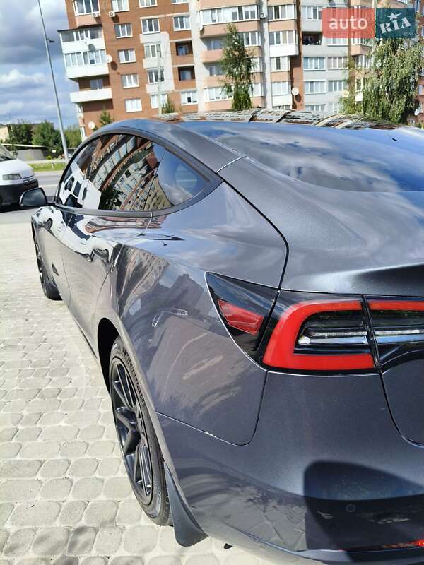 Седан Tesla Model 3 2022 в Почаеве
