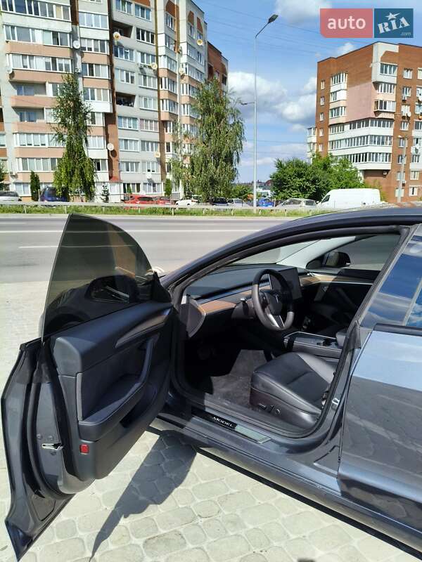 Седан Tesla Model 3 2022 в Почаеве