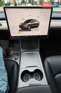 Седан Tesla Model 3 2022 в 