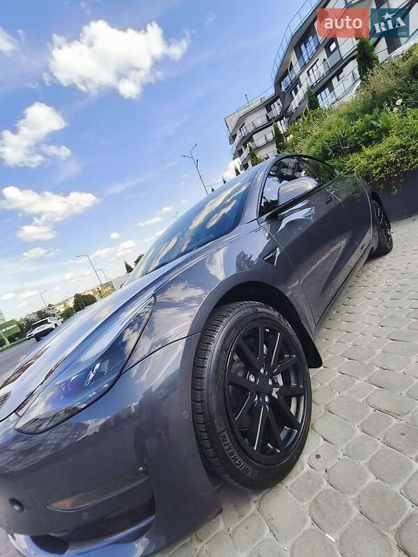 Седан Tesla Model 3 2022 в Почаеве