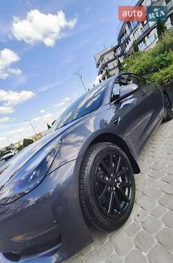 Седан Tesla Model 3 2022 в 