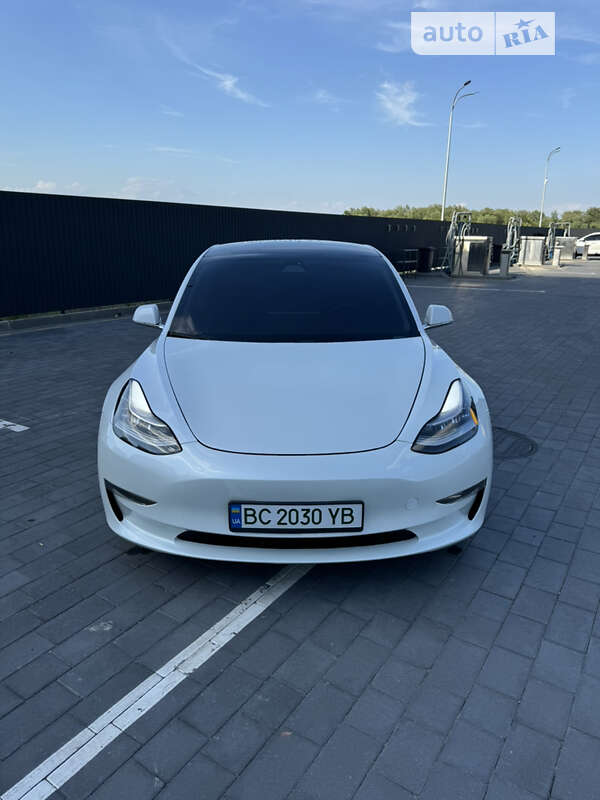 Седан Tesla Model 3 2020 в Шептицькому