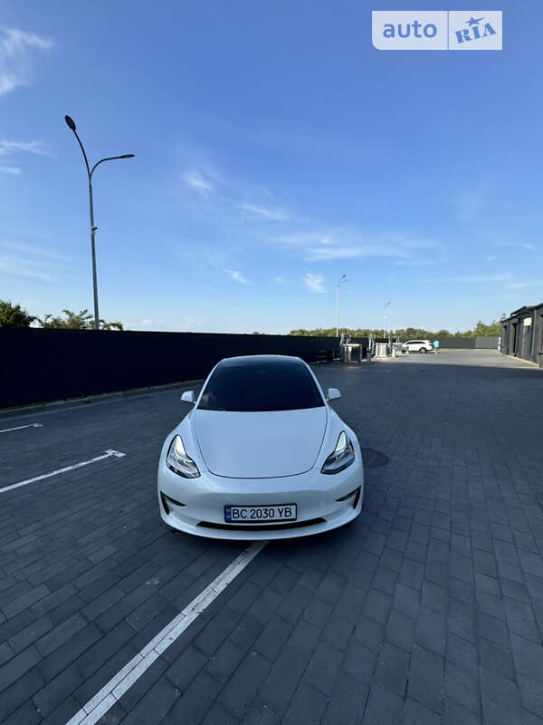Седан Tesla Model 3 2020 в Шептицькому
