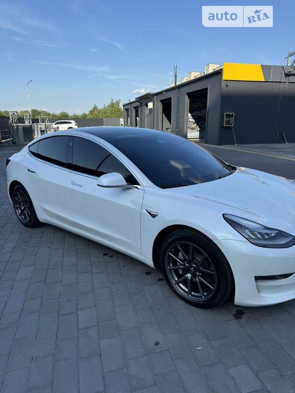 Седан Tesla Model 3 2020 в Шептицькому