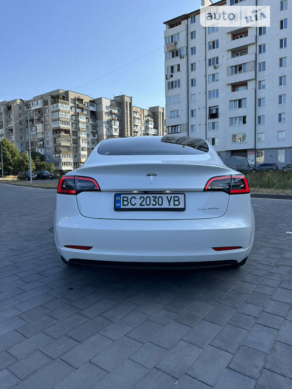 Седан Tesla Model 3 2020 в Шептицькому