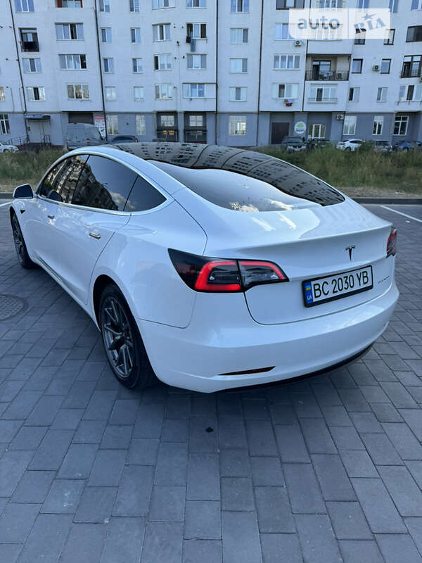 Седан Tesla Model 3 2020 в Шептицькому