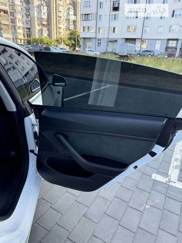 Седан Tesla Model 3 2020 в Шептицькому