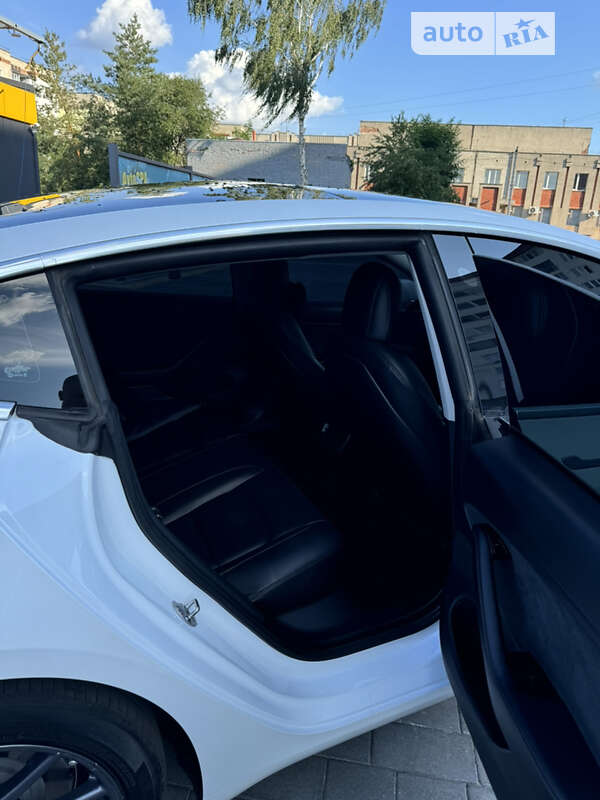 Седан Tesla Model 3 2020 в Шептицькому