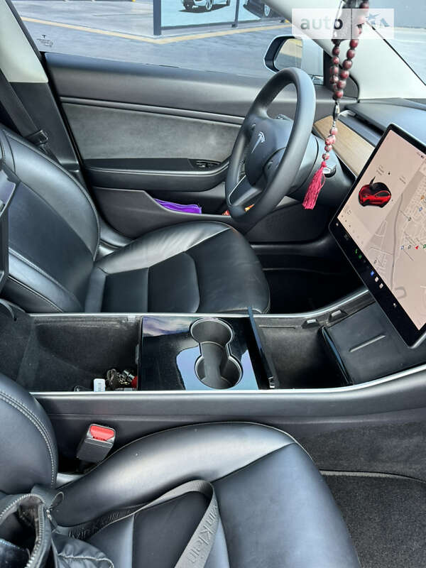 Седан Tesla Model 3 2020 в Шептицькому