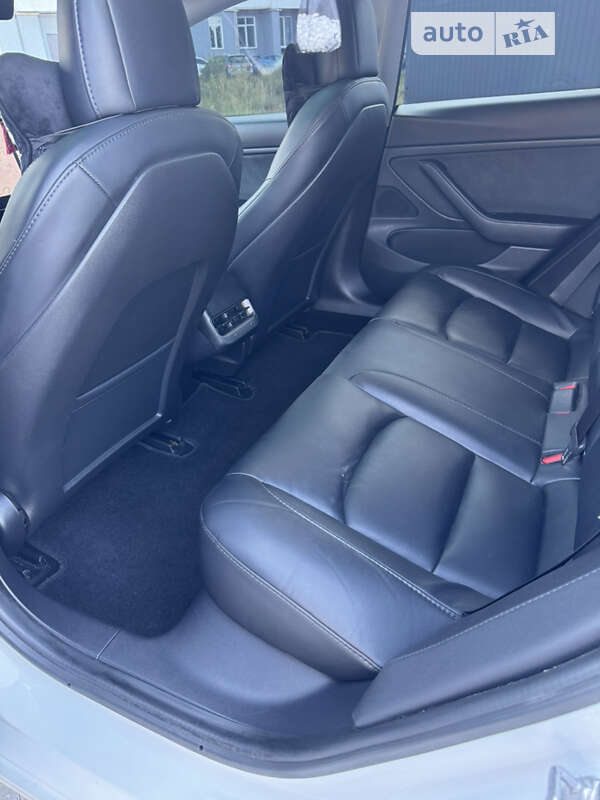 Седан Tesla Model 3 2020 в Шептицькому