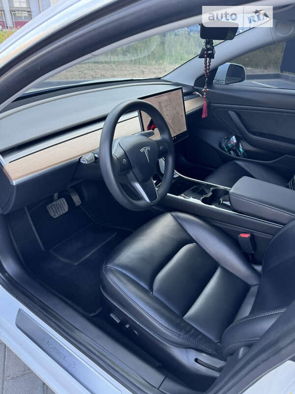 Седан Tesla Model 3 2020 в Шептицькому