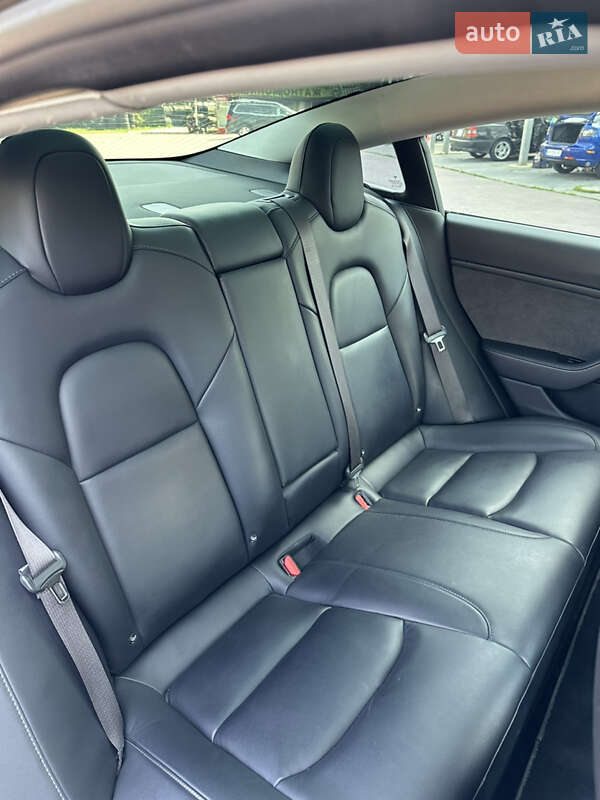 Седан Tesla Model 3 2018 в Ровно