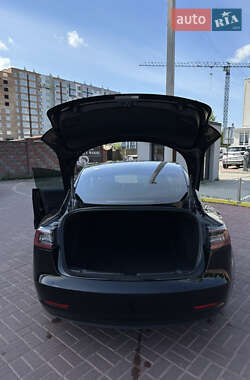 Седан Tesla Model 3 2018 в Ровно