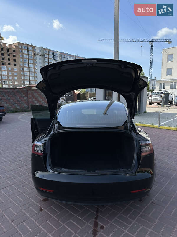 Седан Tesla Model 3 2018 в Ровно