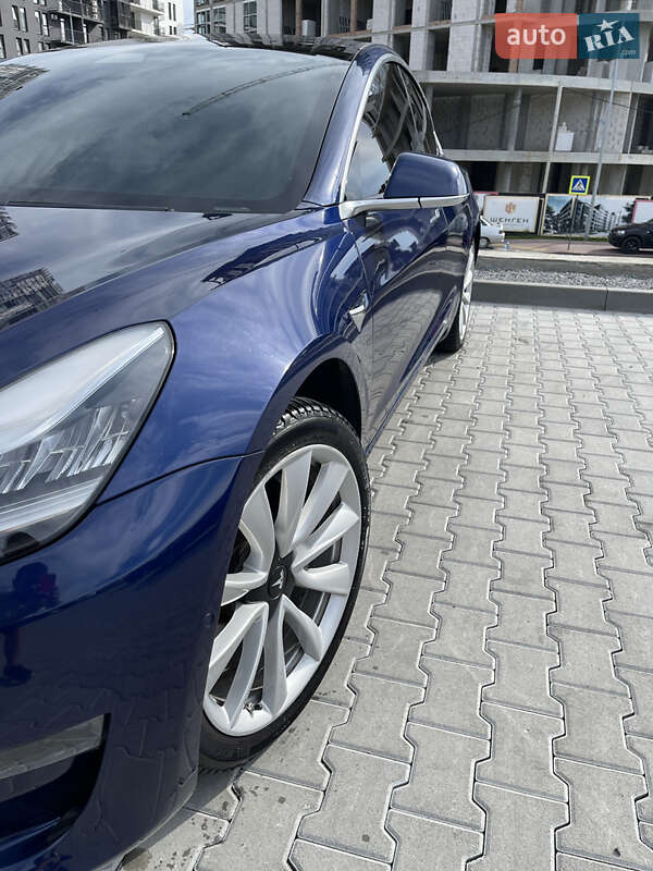 Седан Tesla Model 3 2018 в Львові