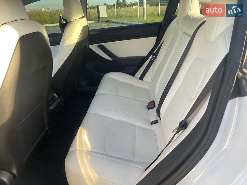 Седан Tesla Model 3 2019 в Львове