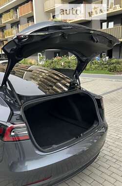 Седан Tesla Model 3 2021 в 