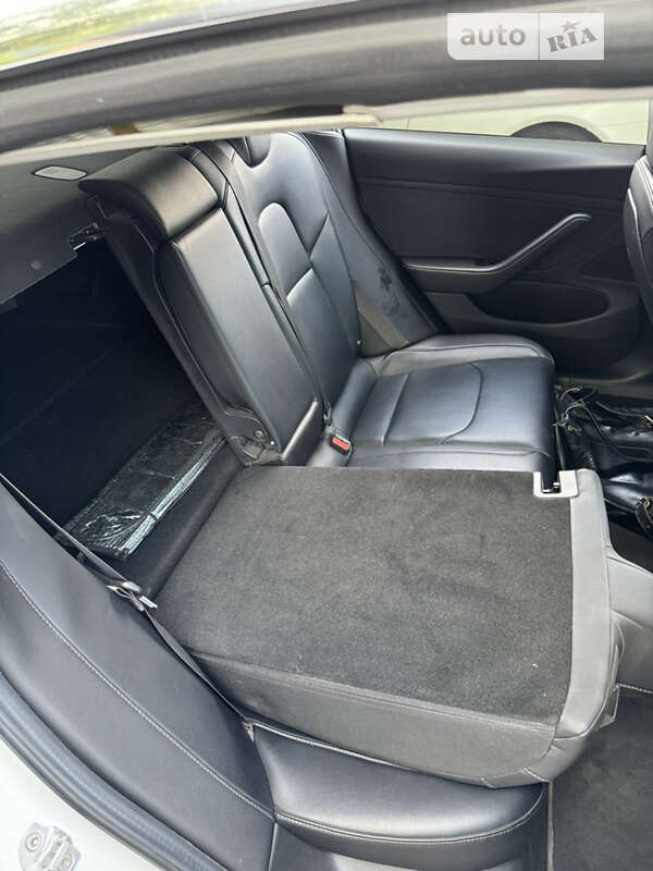 Седан Tesla Model 3 2018 в Черкасах