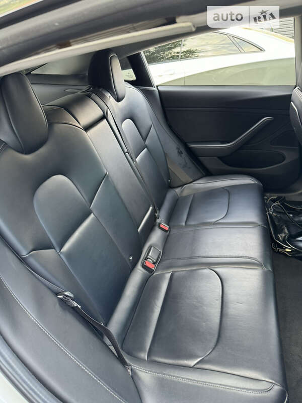 Седан Tesla Model 3 2018 в Черкасах
