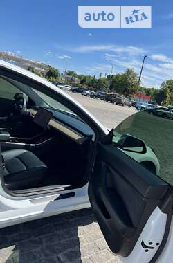 Седан Tesla Model 3 2021 в 
