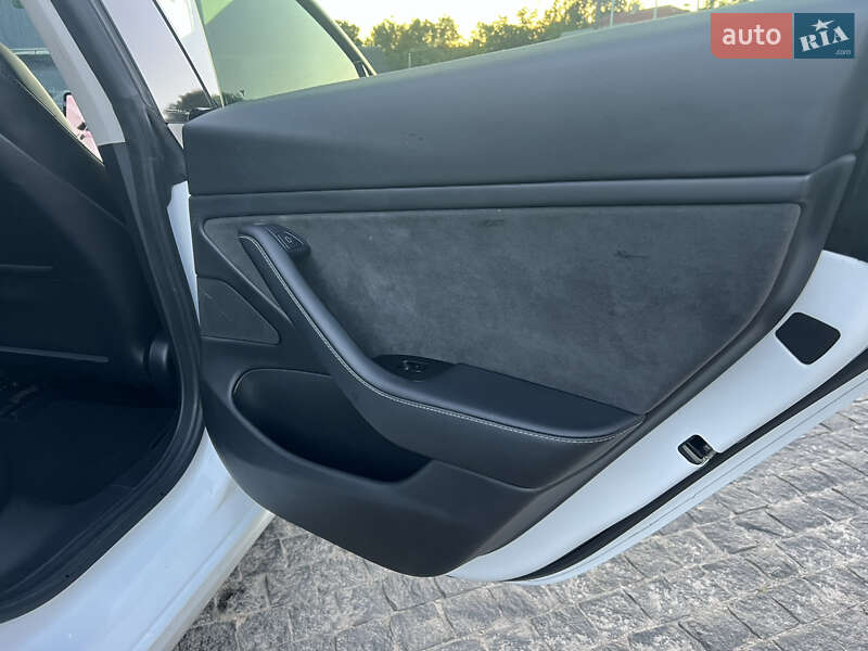 Седан Tesla Model 3 2020 в Києві