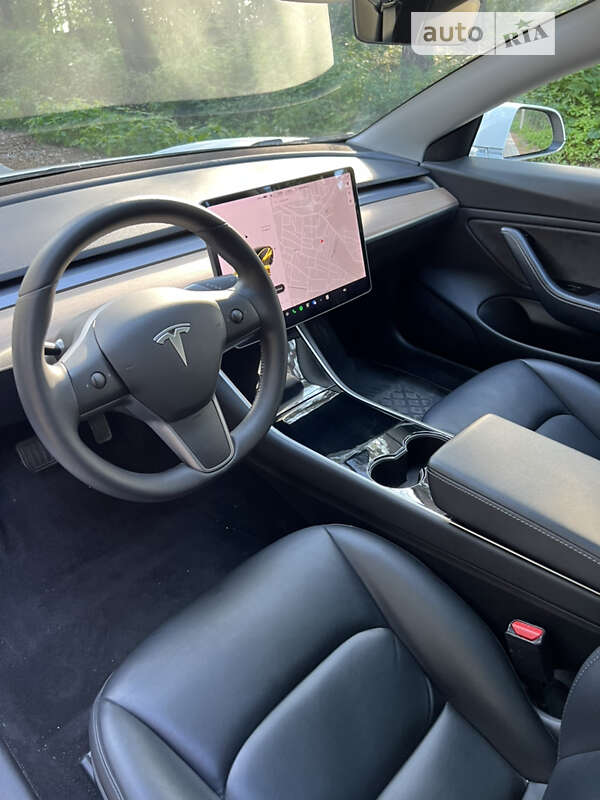 Седан Tesla Model 3 2020 в Львове