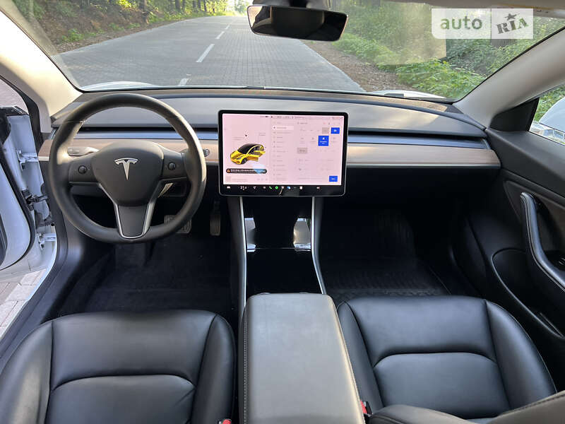 Седан Tesla Model 3 2020 в Львове