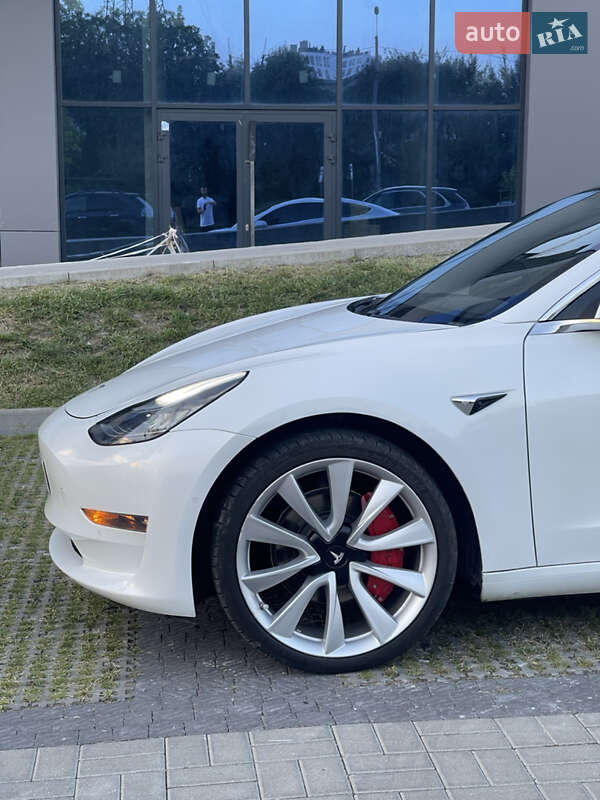 Седан Tesla Model 3 2019 в Львове