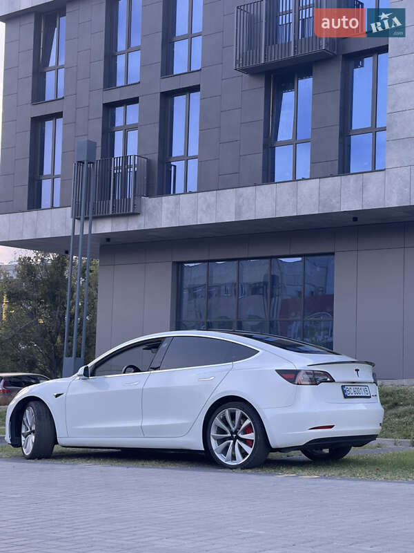 Седан Tesla Model 3 2019 в Львове