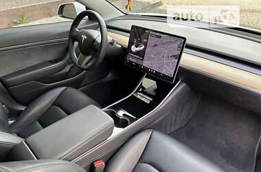 Седан Tesla Model 3 2020 в 