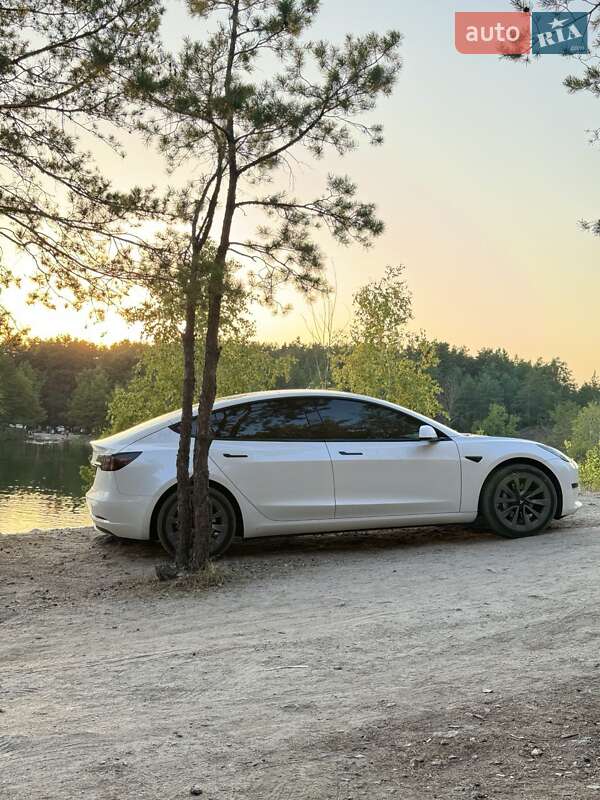 Седан Tesla Model 3 2021 в Киеве